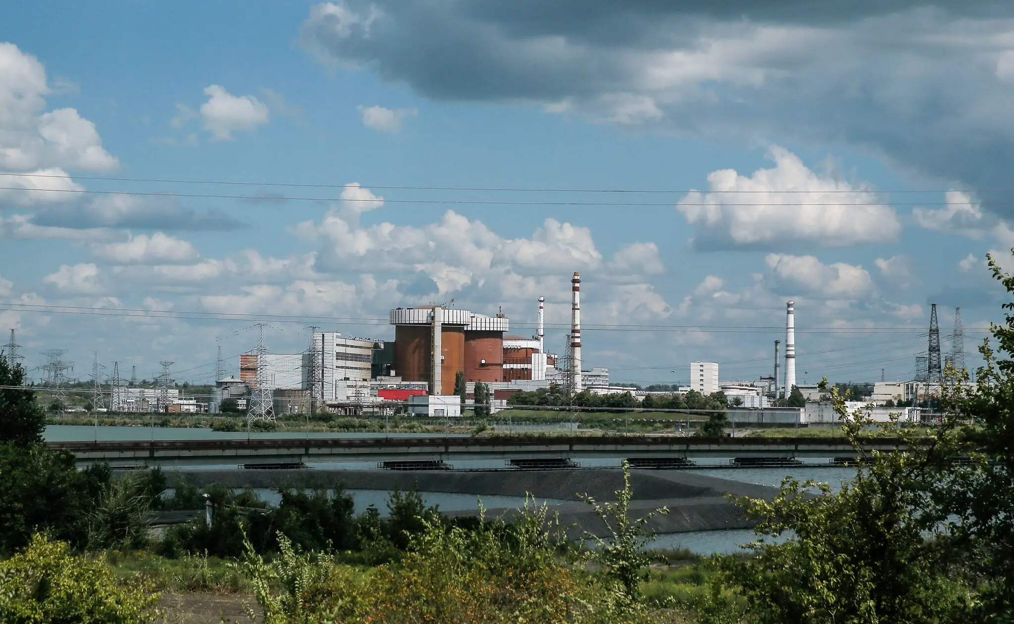 Російські обстріли порушили роботу української атомної електростанції, кажуть чиновники